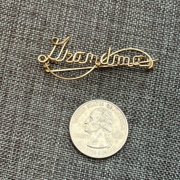 Grandma Brooch Pin Gold Filled Wire Cursive Script Retro Vintage Granny Classic - Picture 1 of 4